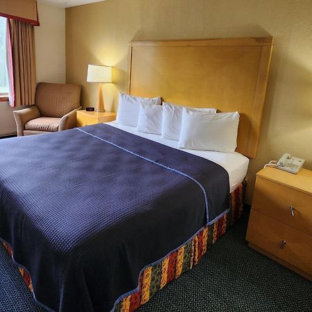 Katahdin Inn & Suites Millinocket Экстерьер фото