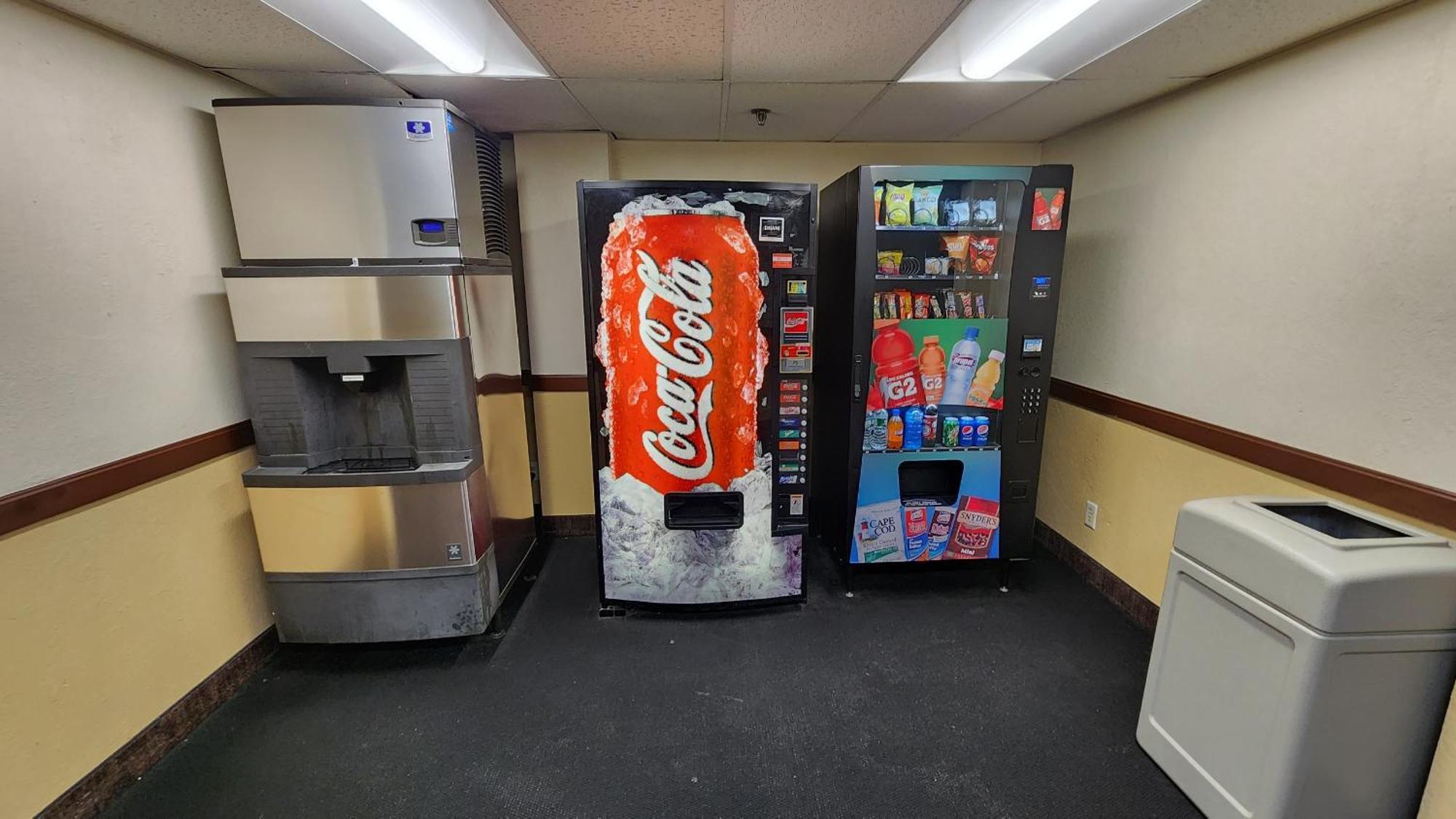 Katahdin Inn & Suites Millinocket Экстерьер фото