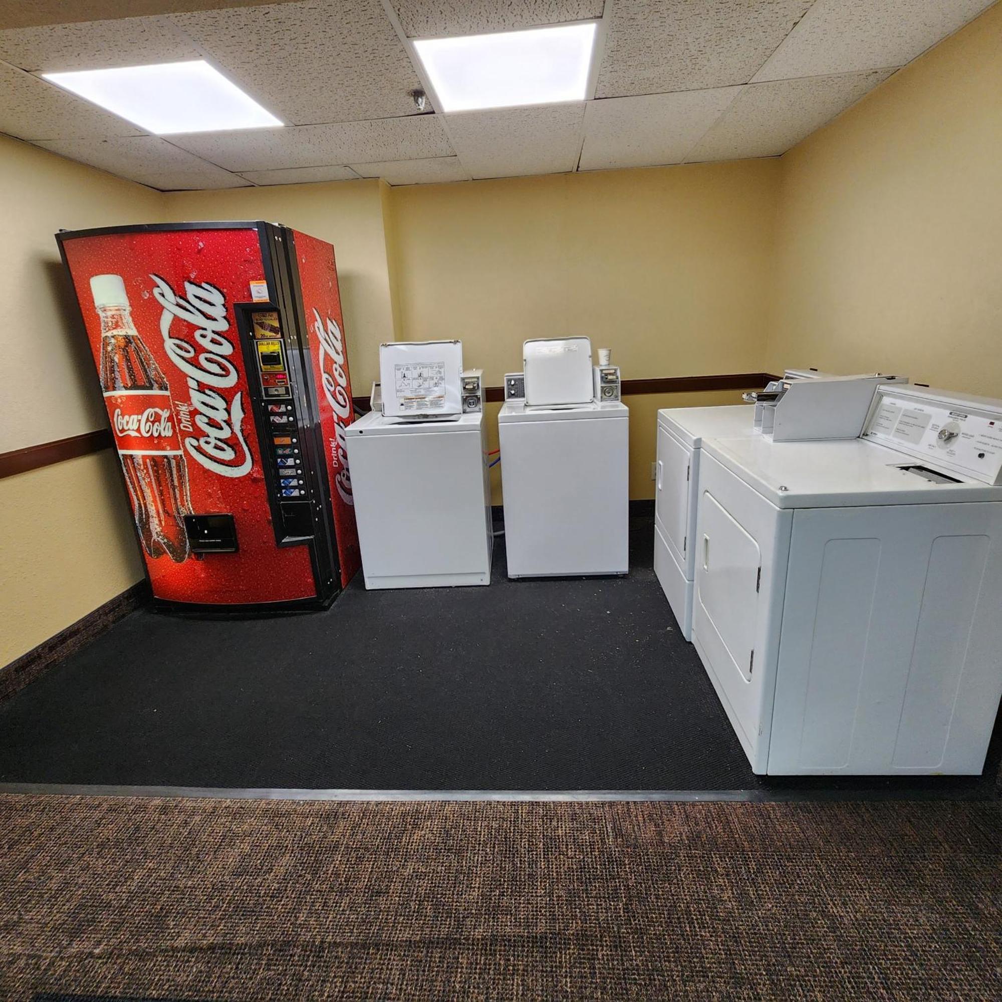 Katahdin Inn & Suites Millinocket Экстерьер фото