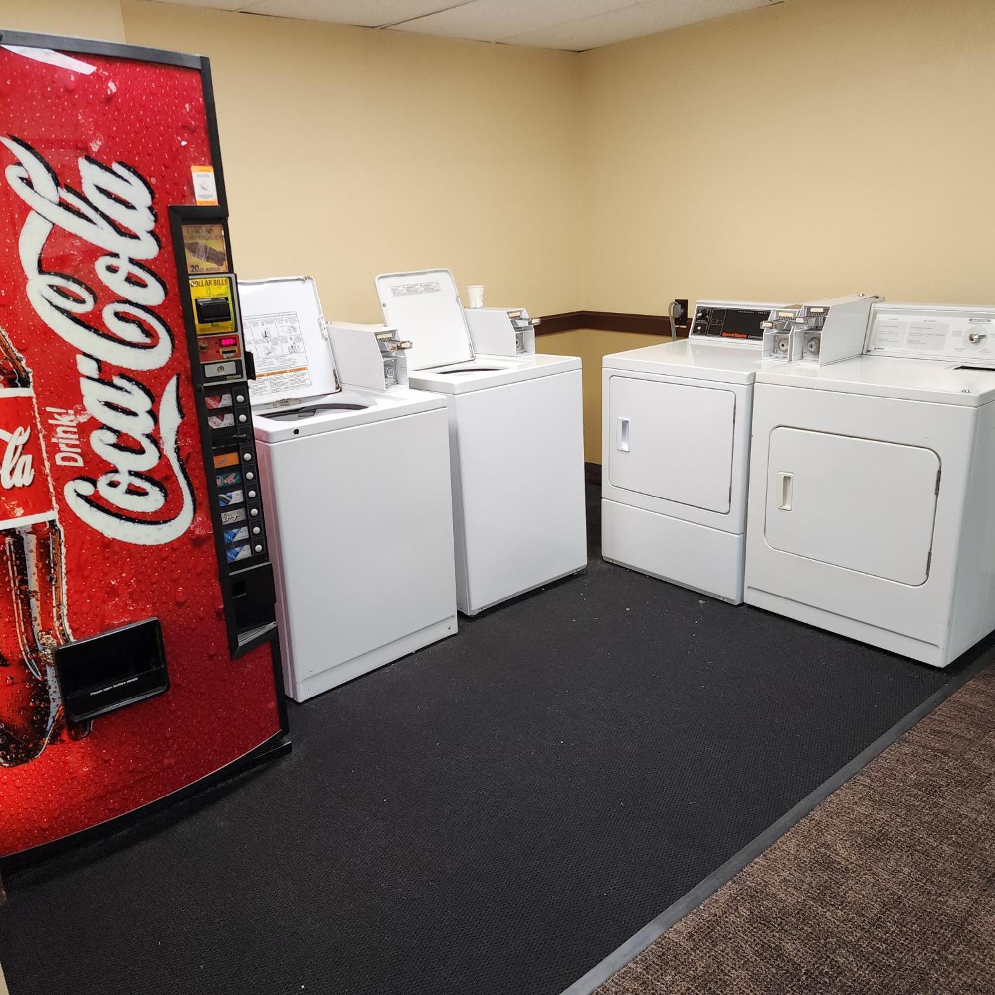Katahdin Inn & Suites Millinocket Экстерьер фото
