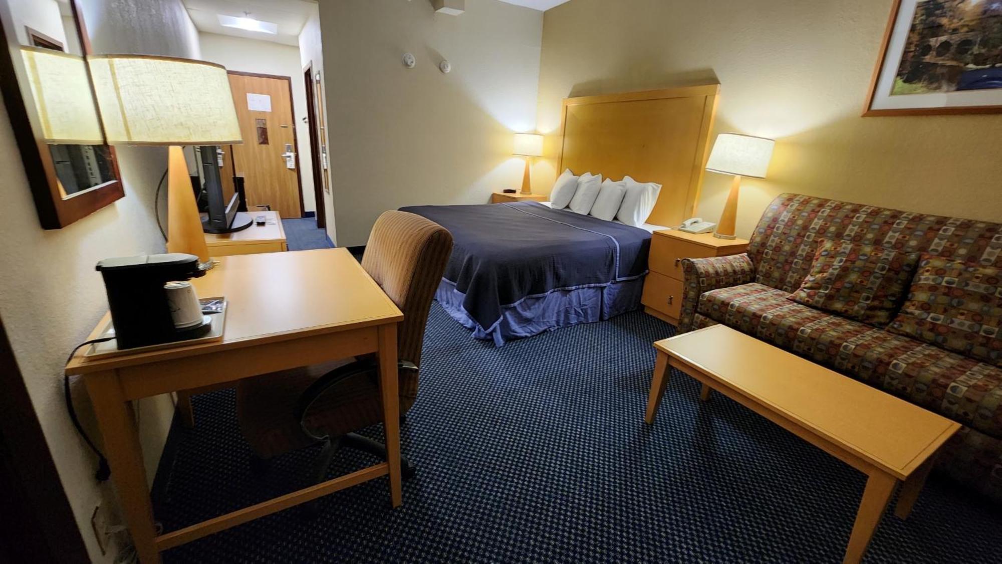 Katahdin Inn & Suites Millinocket Экстерьер фото