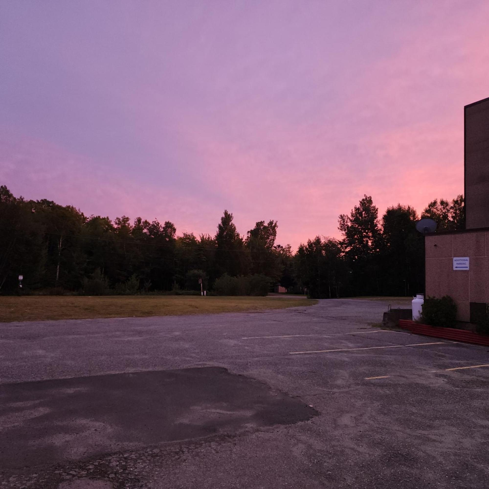 Katahdin Inn & Suites Millinocket Экстерьер фото