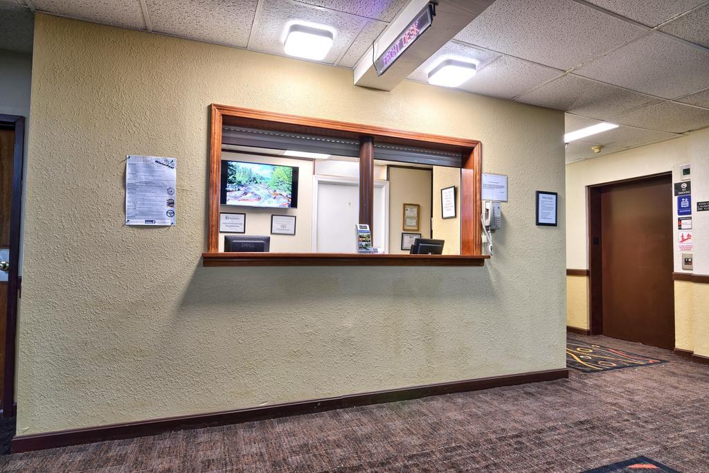 Katahdin Inn & Suites Millinocket Экстерьер фото