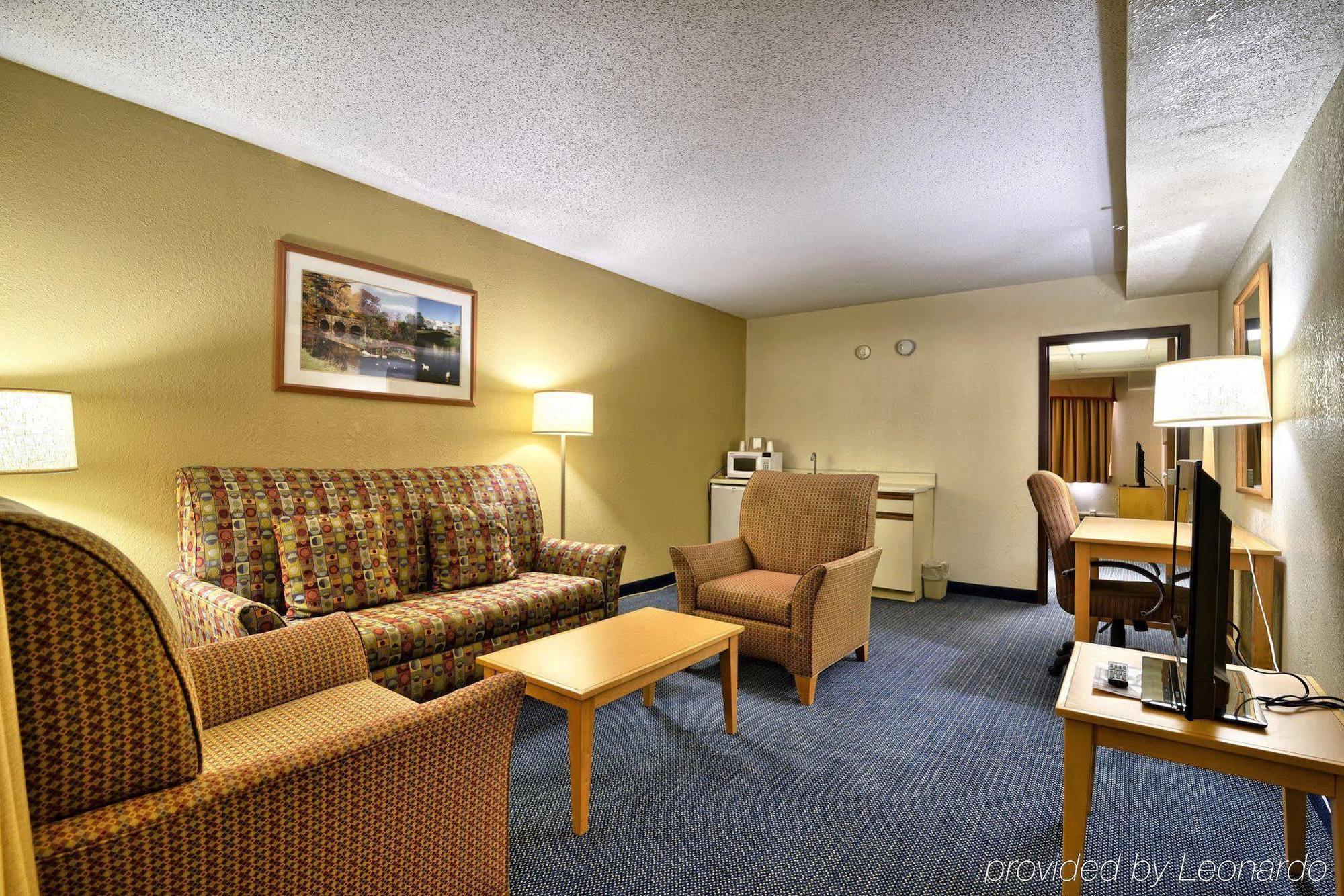Katahdin Inn & Suites Millinocket Экстерьер фото