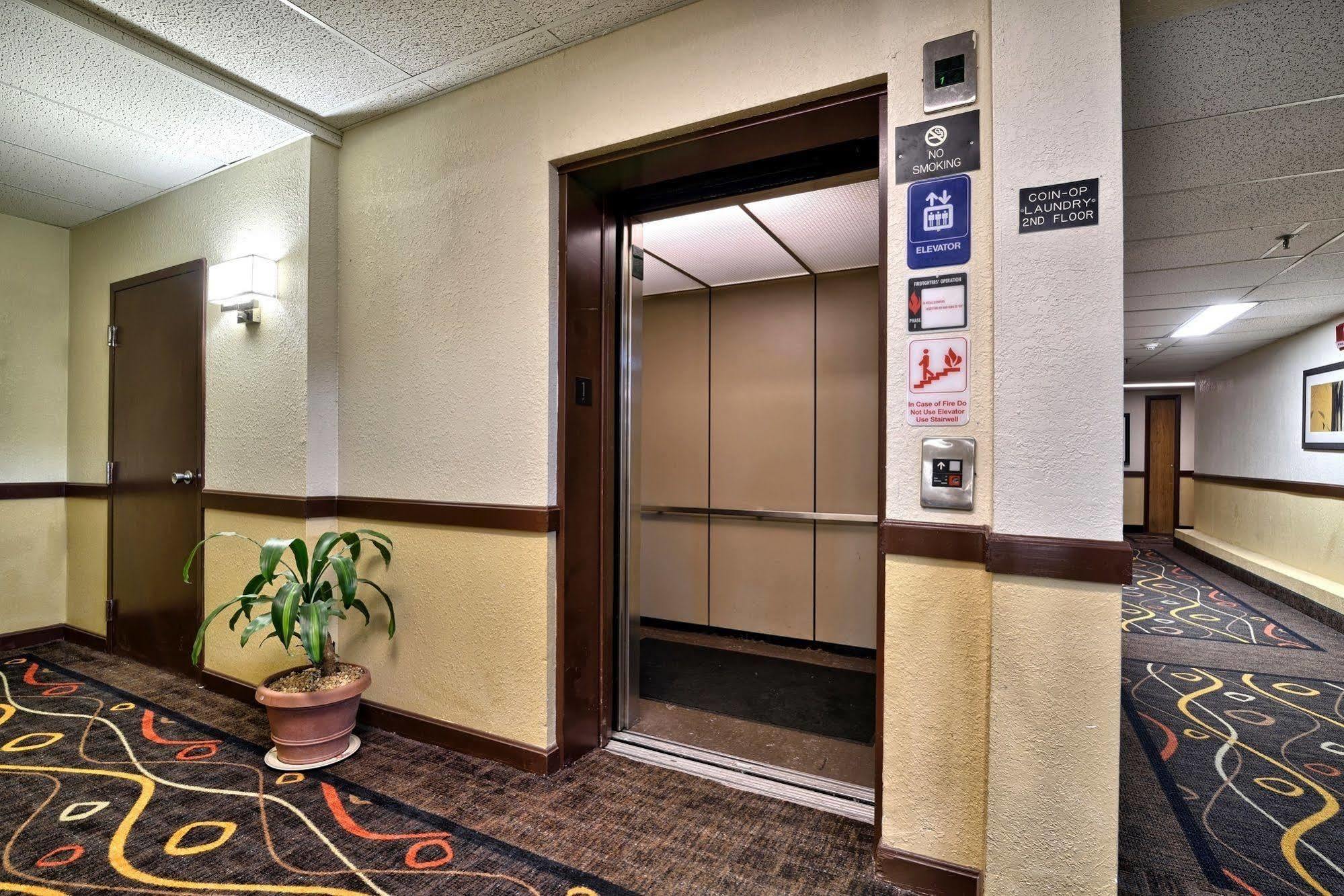 Katahdin Inn & Suites Millinocket Экстерьер фото