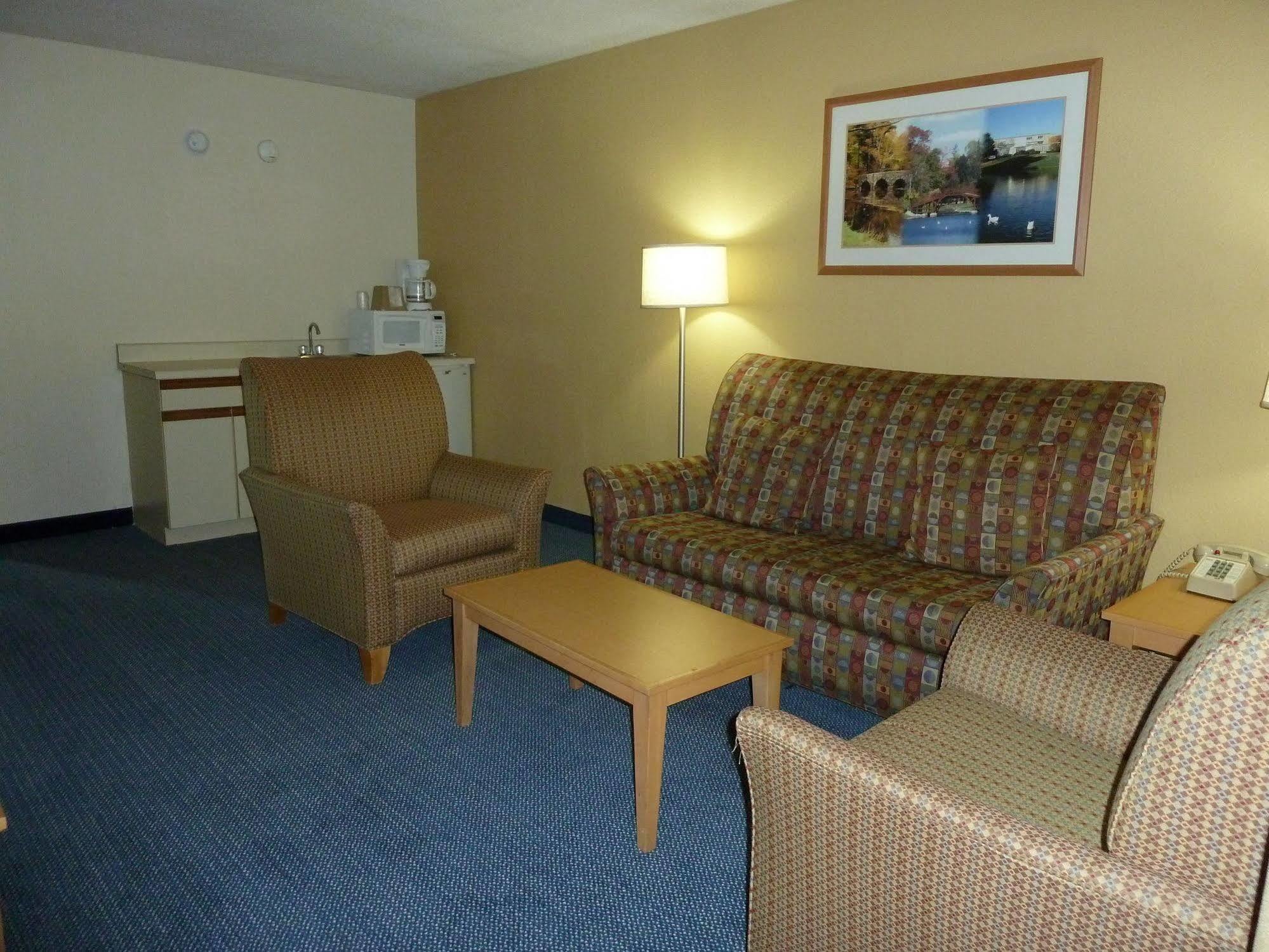 Katahdin Inn & Suites Millinocket Экстерьер фото