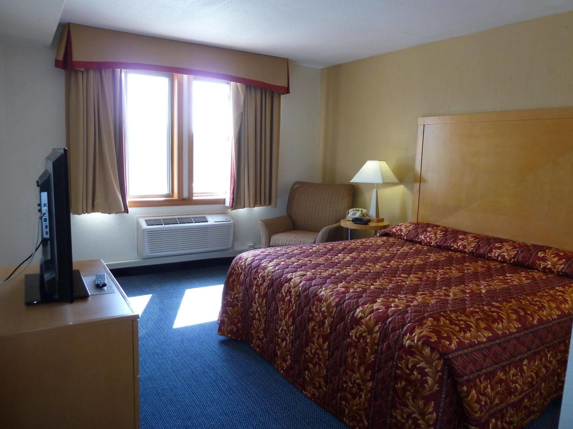 Katahdin Inn & Suites Millinocket Экстерьер фото