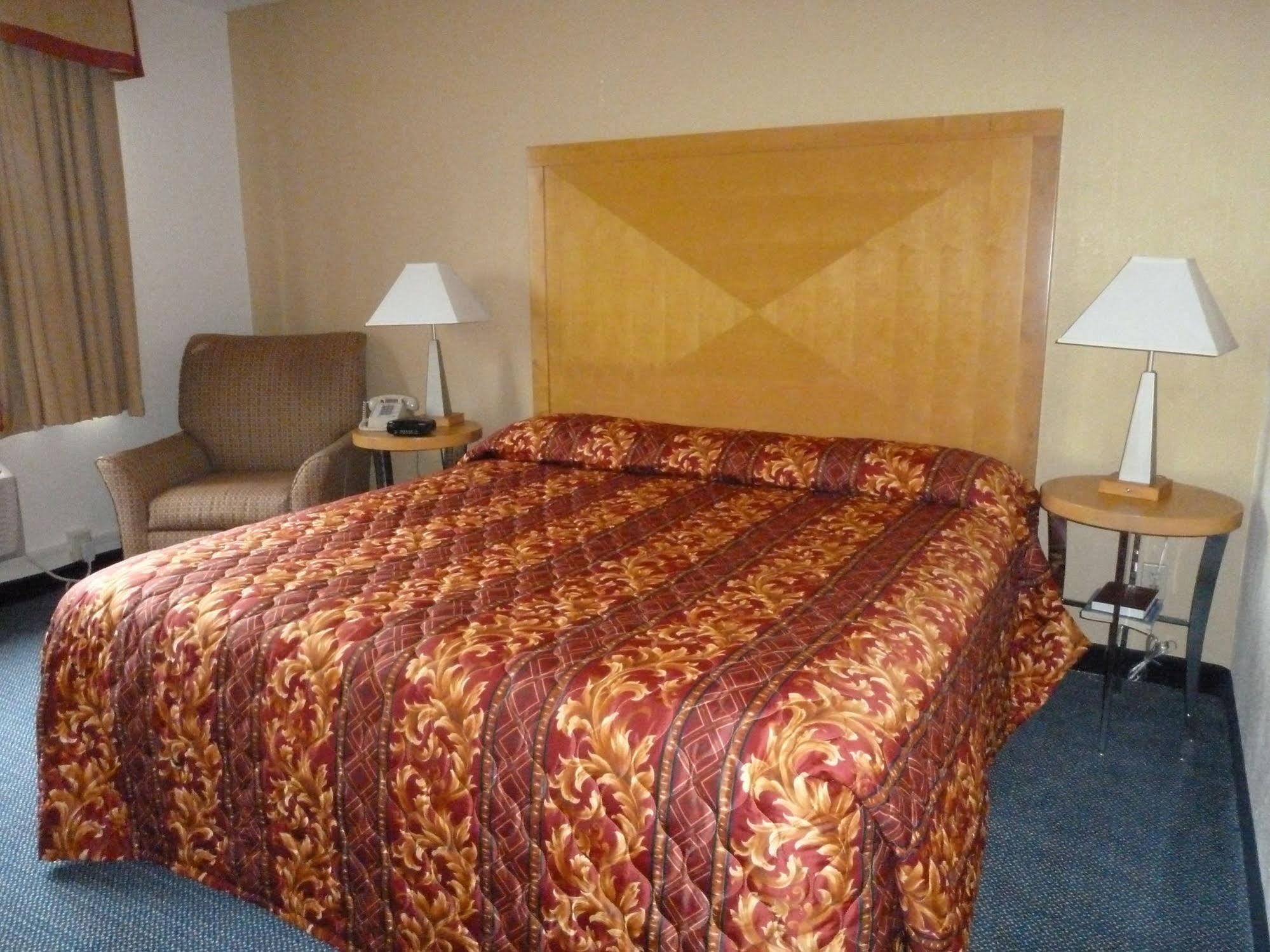 Katahdin Inn & Suites Millinocket Экстерьер фото