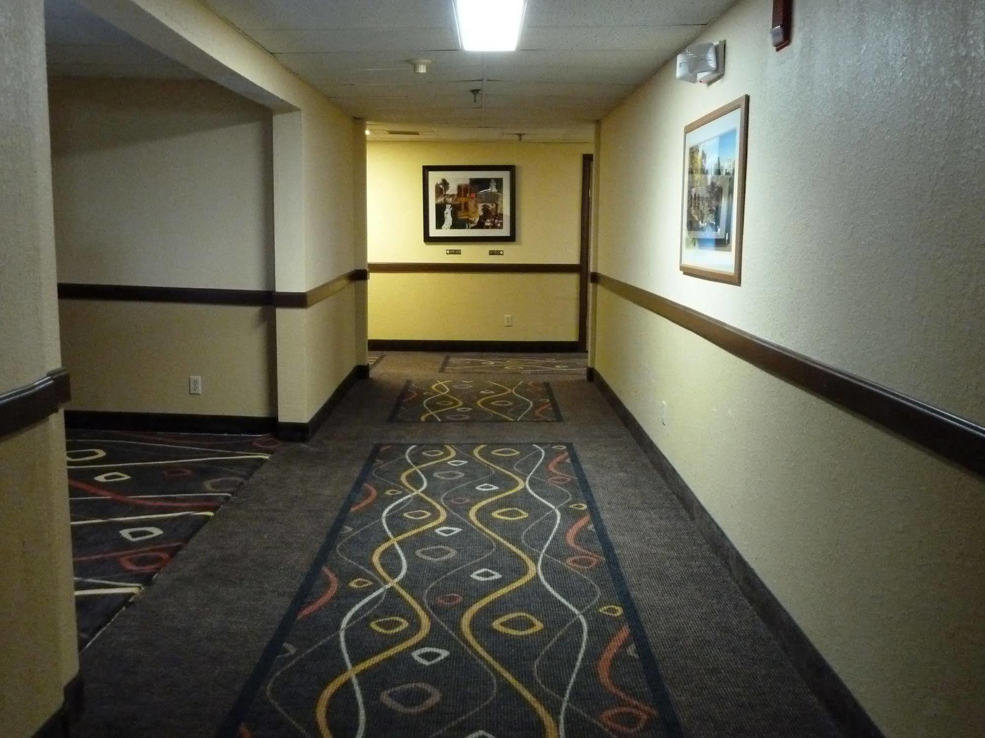 Katahdin Inn & Suites Millinocket Экстерьер фото
