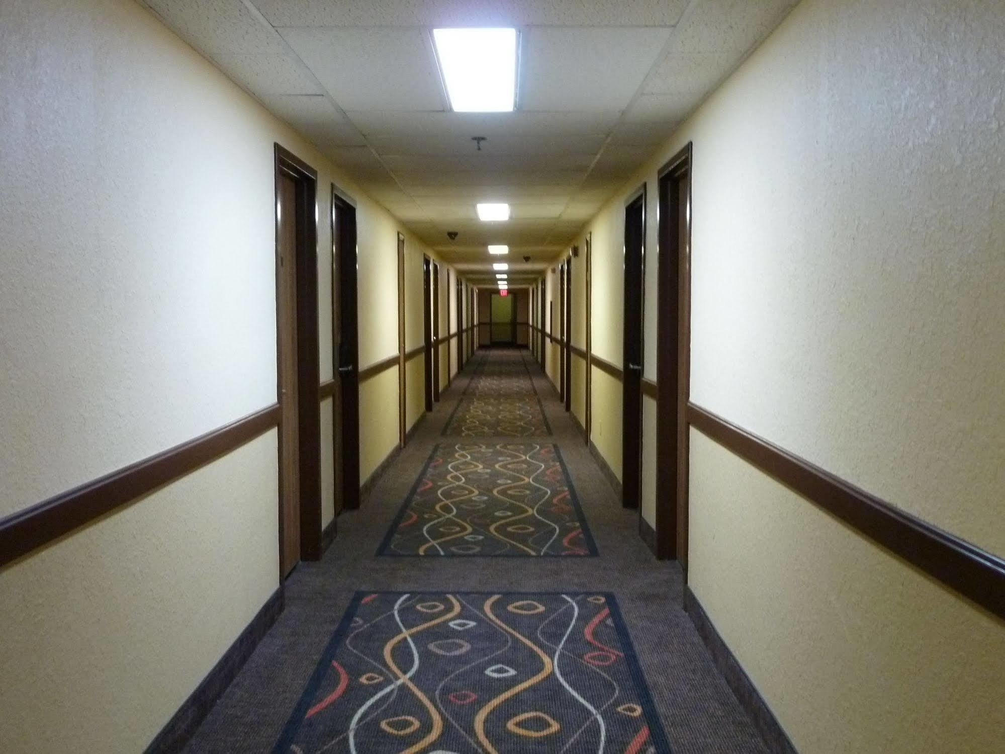 Katahdin Inn & Suites Millinocket Экстерьер фото