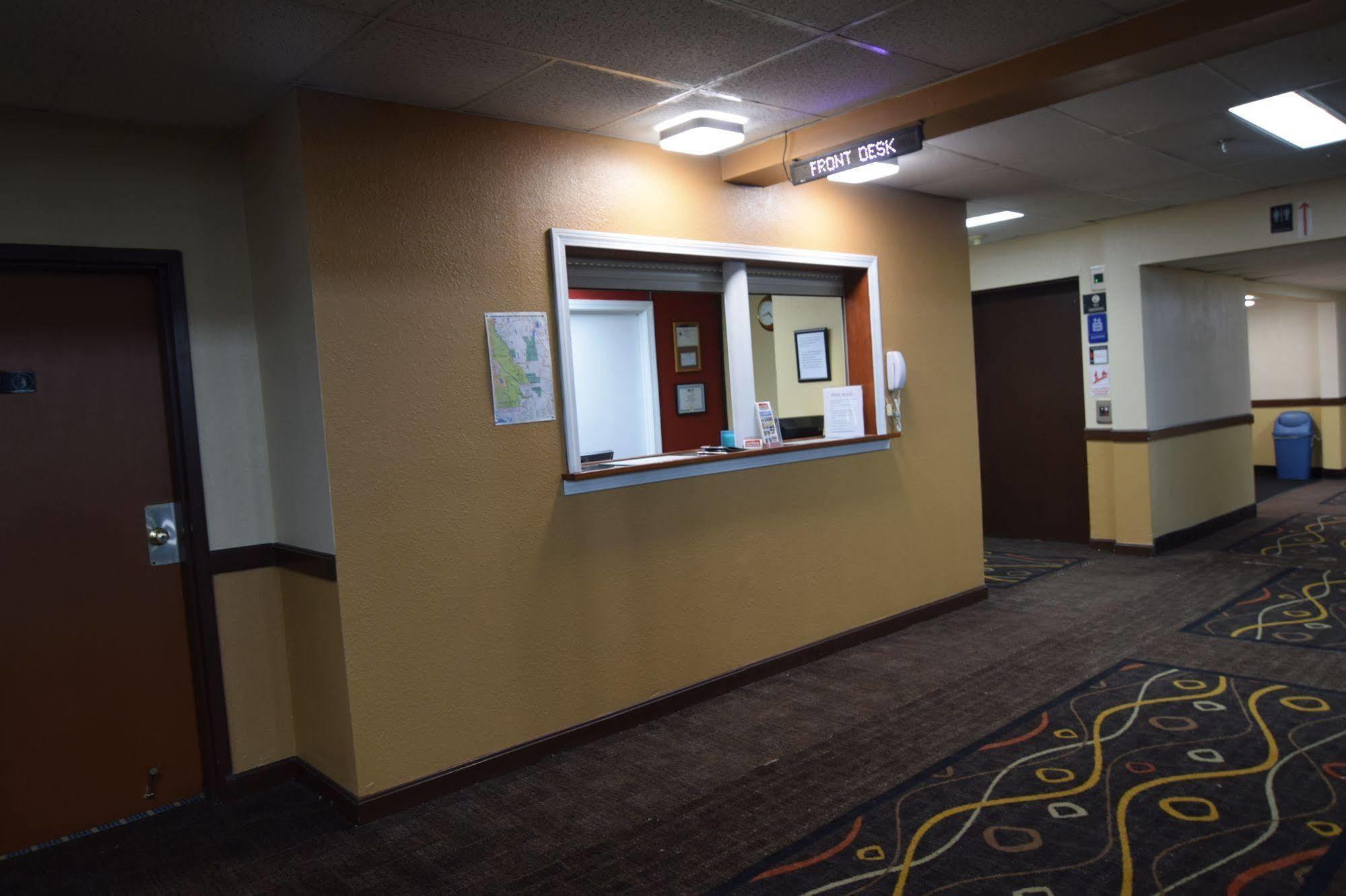 Katahdin Inn & Suites Millinocket Экстерьер фото